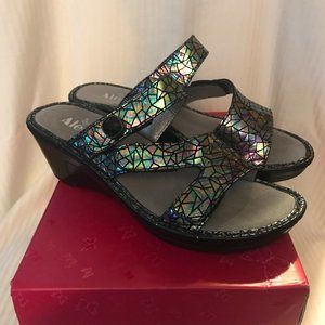 NEW IN BOX! ALEGRIA LOTI TECTONIC LEATHER TRIPLE STRAP WEDGE SANDAL SZ 8.